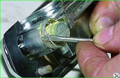 Снятие и разборка наружной ручки двери