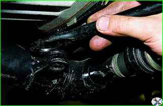 Removing the front suspension strut