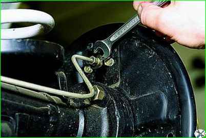 Замена заднего колесного цилиндра тормозов