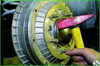 Как заменить тормозные колодки задних колес ВАЗ-2121