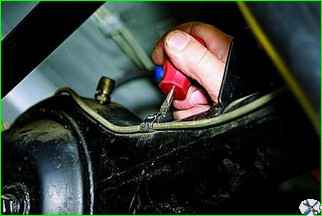 Replacing the brake pipes and the rear axle beam tee