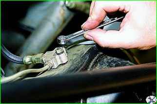 Replacing the brake pipes and the rear axle beam tee