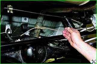 Replacing the brake pipes and the rear axle beam tee