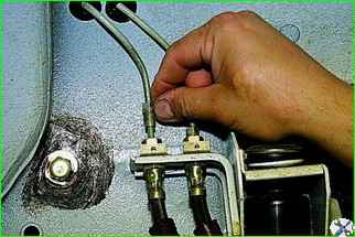 Removing the front brake hose