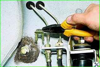 Removing the front brake hose