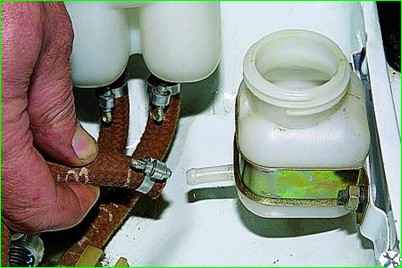 Снятие бачка системы сцепления