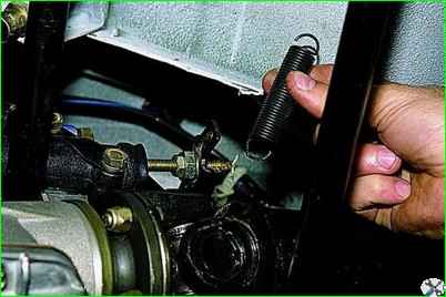 Снятие рабочего цилиндра гидропривода сцепления