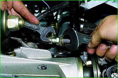 Снятие гибкого шланга гидропривода сцепления