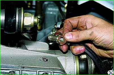 Снятие гибкого шланга гидропривода сцепления