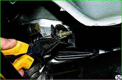 Снятие рабочего цилиндра гидропривода сцепления