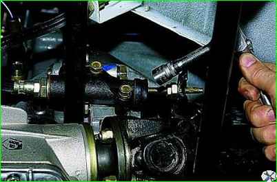 Снятие рабочего цилиндра гидропривода сцепления