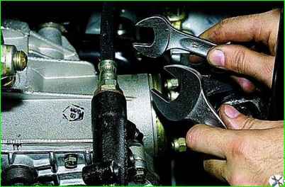 Снятие рабочего цилиндра гидропривода сцепления