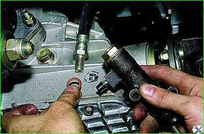 Снятие рабочего цилиндра гидропривода сцепления