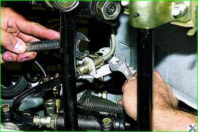 Снятие гибкого шланга гидропривода сцепления