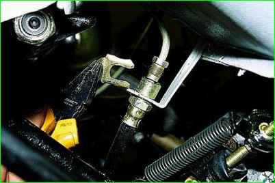 Снятие гибкого шланга гидропривода сцепления