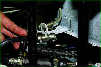 Снятие гибкого шланга гидропривода сцепления