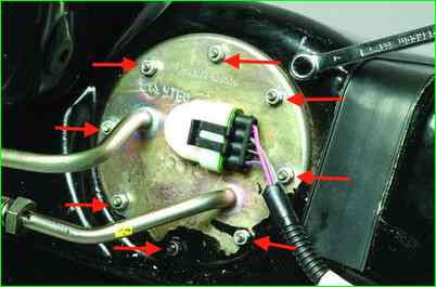  Снятие узла электробензонасоса с датчиком указателя уровня топлива