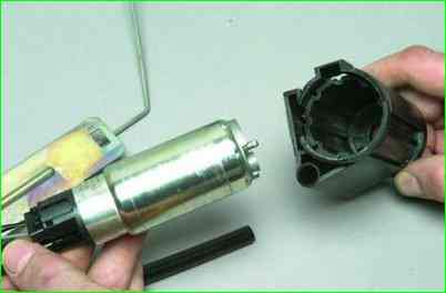 Замена электробензонасоса и датчика указателя уровня топлива