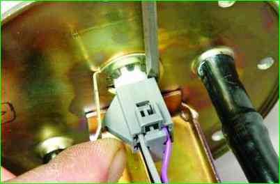 Замена электробензонасоса и датчика указателя уровня топлива