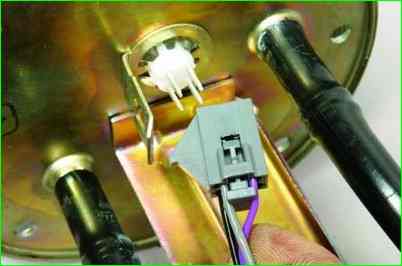 Замена электробензонасоса и датчика указателя уровня топлива