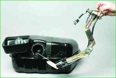  Снятие узла электробензонасоса с датчиком указателя уровня топлива