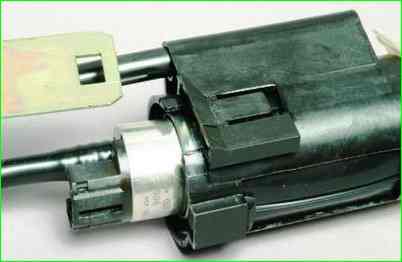 Замена электробензонасоса и датчика указателя уровня топлива