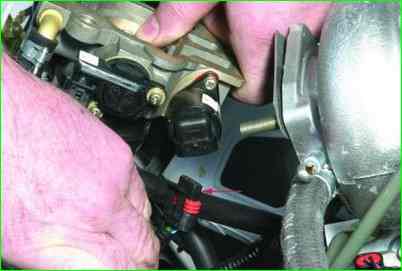 Как снять регулятор холостого хода ВАЗ-2107-20