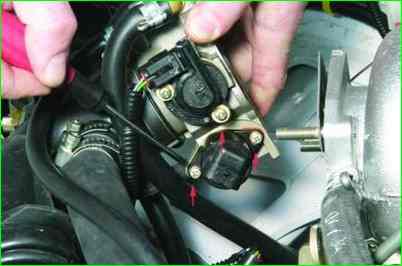 Как снять регулятор холостого хода ВАЗ-2107-20