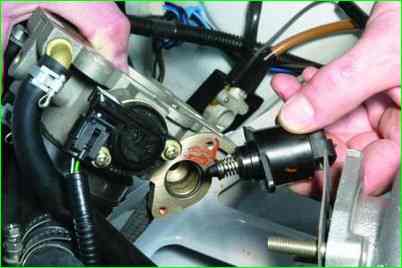Как снять регулятор холостого хода ВАЗ-2107-20