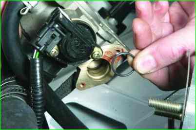 Как снять регулятор холостого хода ВАЗ-2107-20