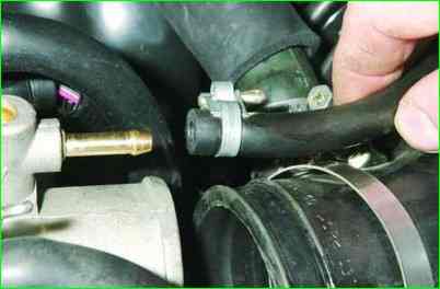 Снятие корпуса дроссельной заслонки ВАЗ-2107-20 