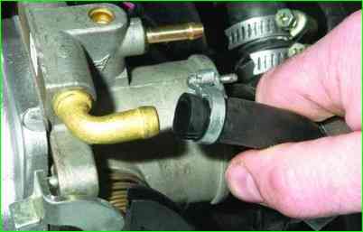 Снятие корпуса дроссельной заслонки ВАЗ-2107-20 