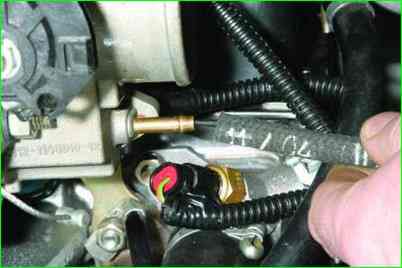 Снятие корпуса дроссельной заслонки ВАЗ-2107-20 