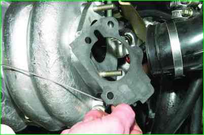 Снятие корпуса дроссельной заслонки ВАЗ-2107-20 