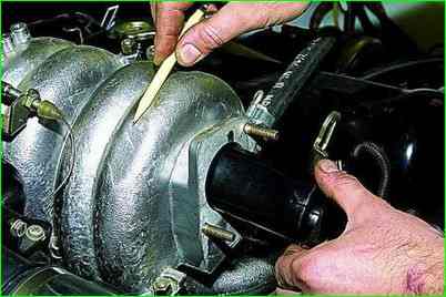 Снятие корпуса дроссельной заслонки ВАЗ-2107-20 