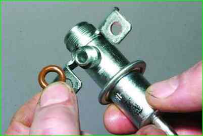 Как заменить регулятор давления топлива ВАЗ-2107-20 