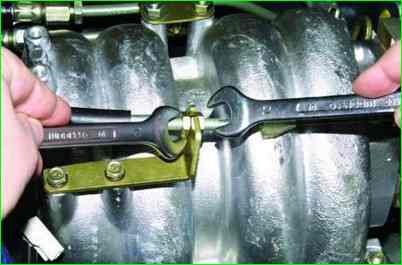 Как заменить трос дросселя ВАЗ-2107-20