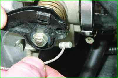 Как заменить трос дросселя ВАЗ-2107-20