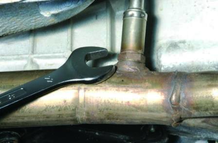 Ключом «на 22» отворачиваем датчик