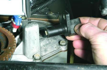 отсоединяем колодку проводов от датчика