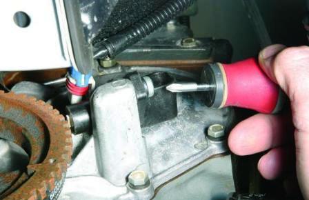 отворачиваем винт крепления датчика