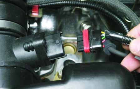 отсоединяем колодку проводов от датчика 