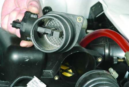 снимаем датчик массового расхода воздуха