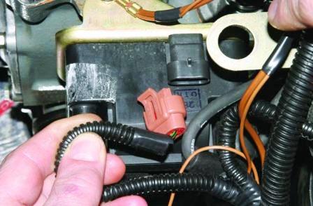 Отсоединяем колодку жгута проводов 