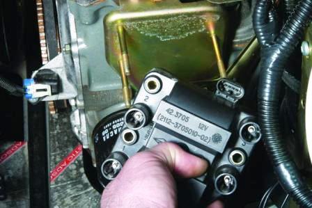 Снимаем модуль зажигания со шпилек 