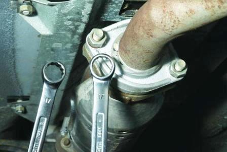 Ключом «на 17» отворачиваем гайку болта