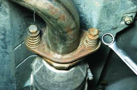 Ключом «на 13» отворачиваем два болта крепления 