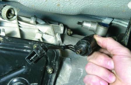 рукой отворачиваем датчик