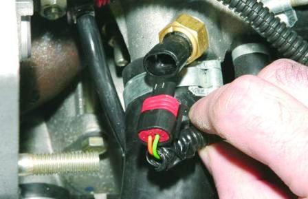 Отсоединяем колодку проводов 