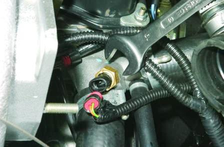 ключом «на 19» отворачиваем датчик